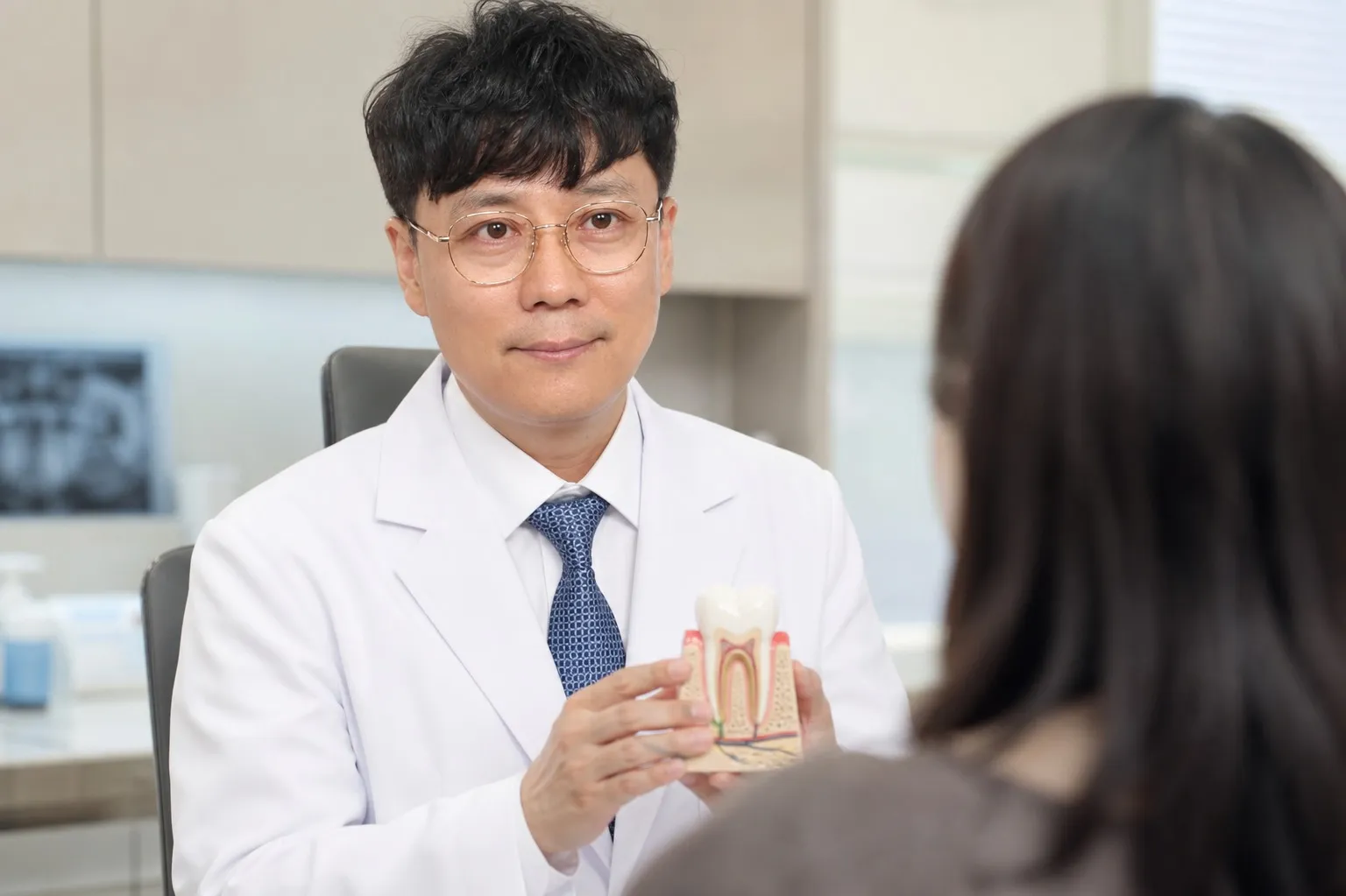 박종욱 원장 상담. 개수보다 범위부터 함께 정합니다 (연출 이미지)