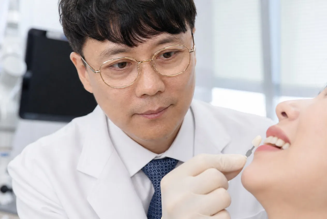 比色确认 — 用眼睛与邻牙逐一对色(情境示意图)
