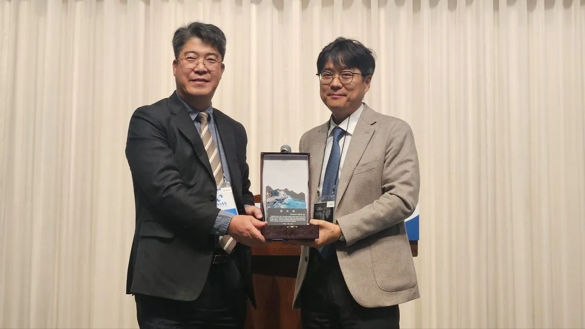 Plaque of appreciation from the I.DE.A forum, inscribed to “Dr. Park Jonguk, Dream Dental Clinic”