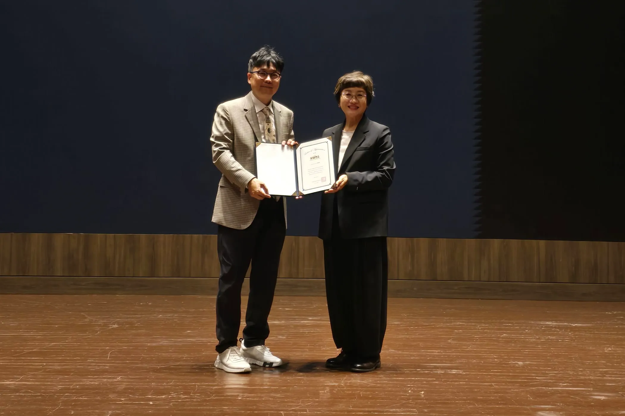 Receiving a certificate of appreciation at the 2026 Korean Women Dental Association Scientific Congress