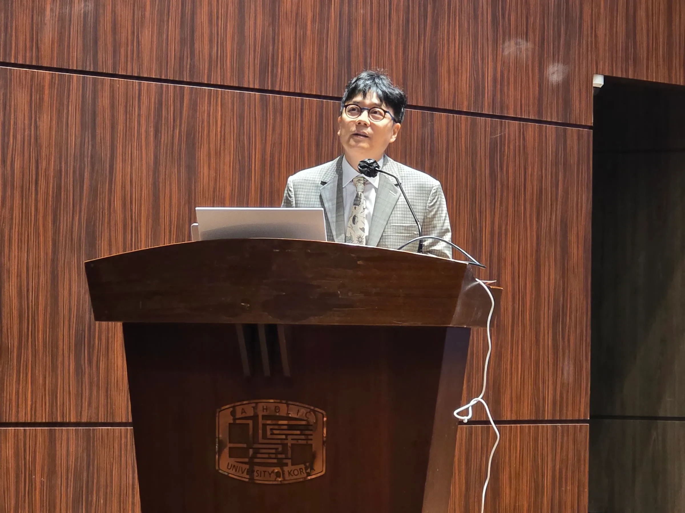 Dr. Park Jonguk at the podium of the 2026 Korean Women Dental Association Scientific Congress
