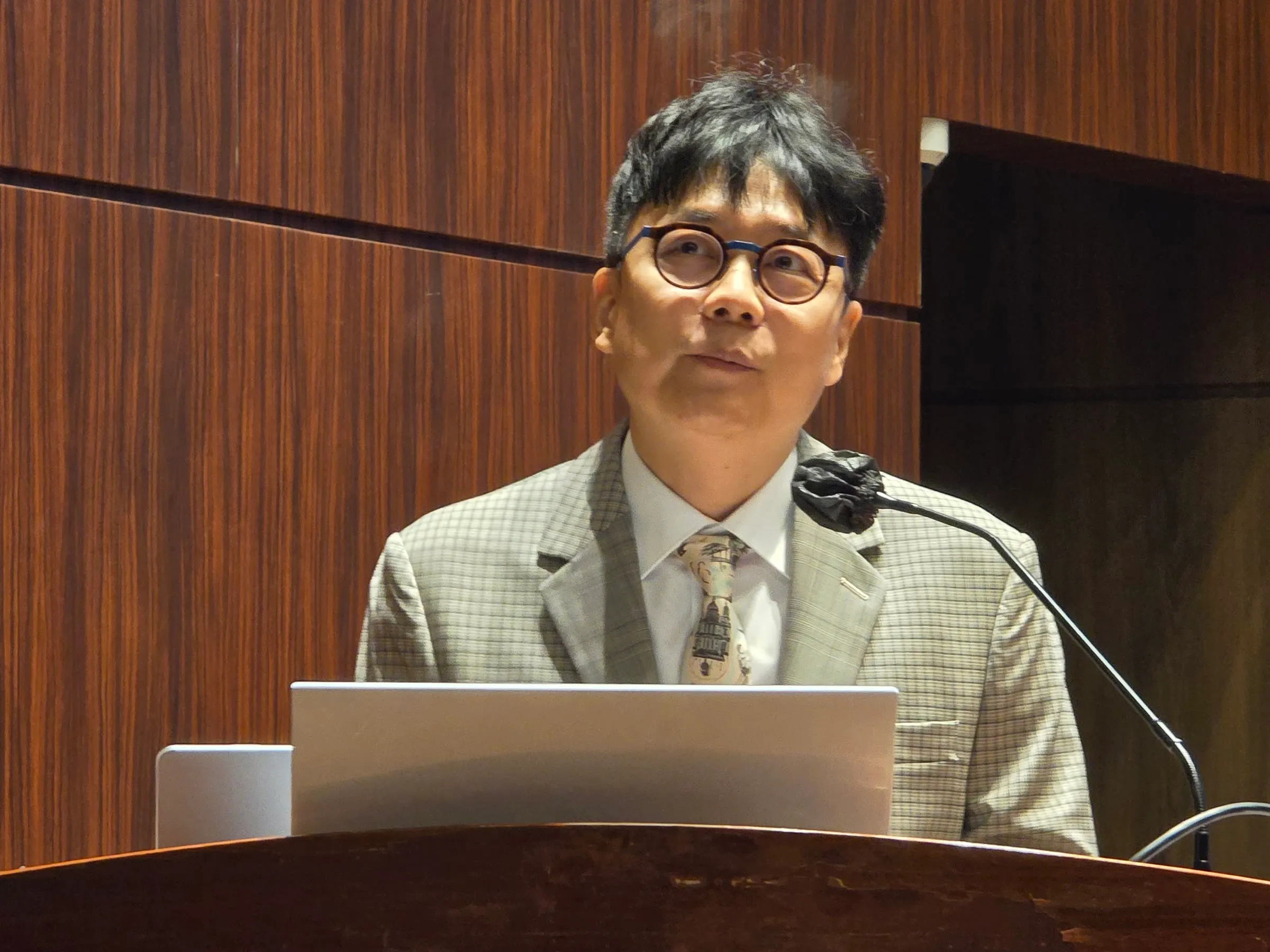 Dr. Park Jonguk during the lecture (2026 Korean Women Dental Association Scientific Congress)